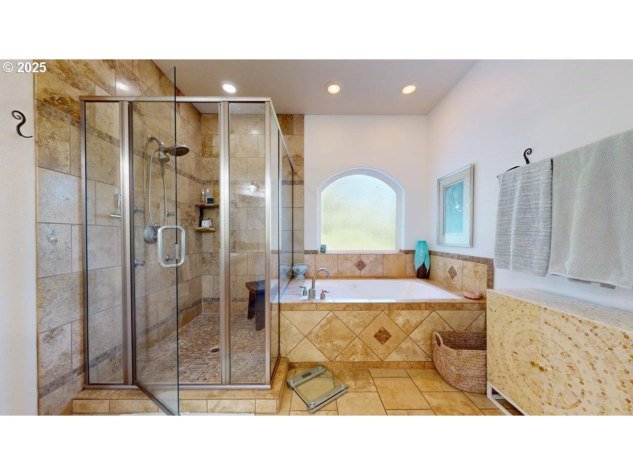 Brookings, Oregon, 97415, United States, 6 Bedrooms Bedrooms, ,4 BathroomsBathrooms,Residential,Pending,1933905