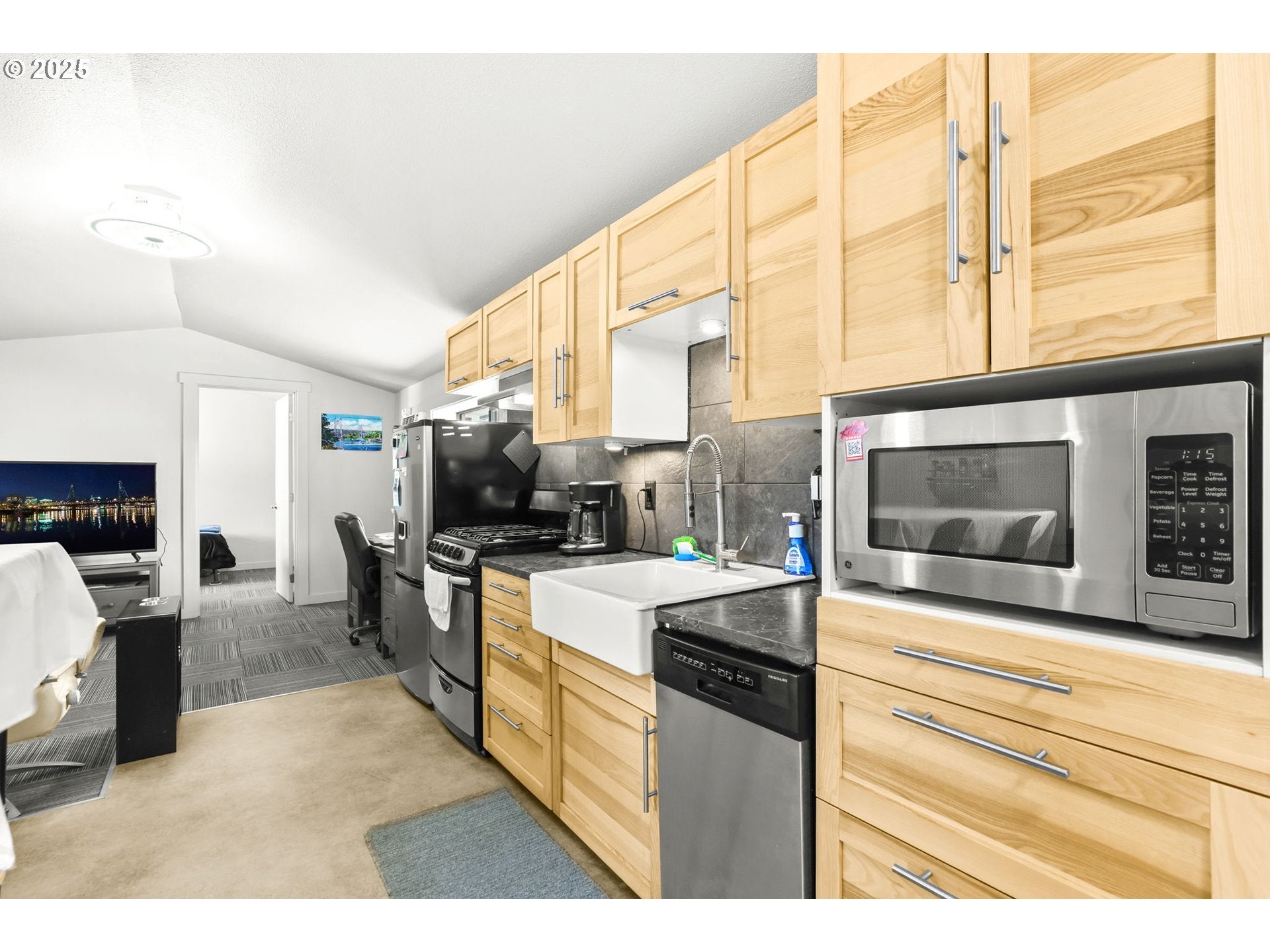 Troutdale, Oregon, 97060, United States, 4 Bedrooms Bedrooms, ,3 BathroomsBathrooms,Residential,Active,1898028