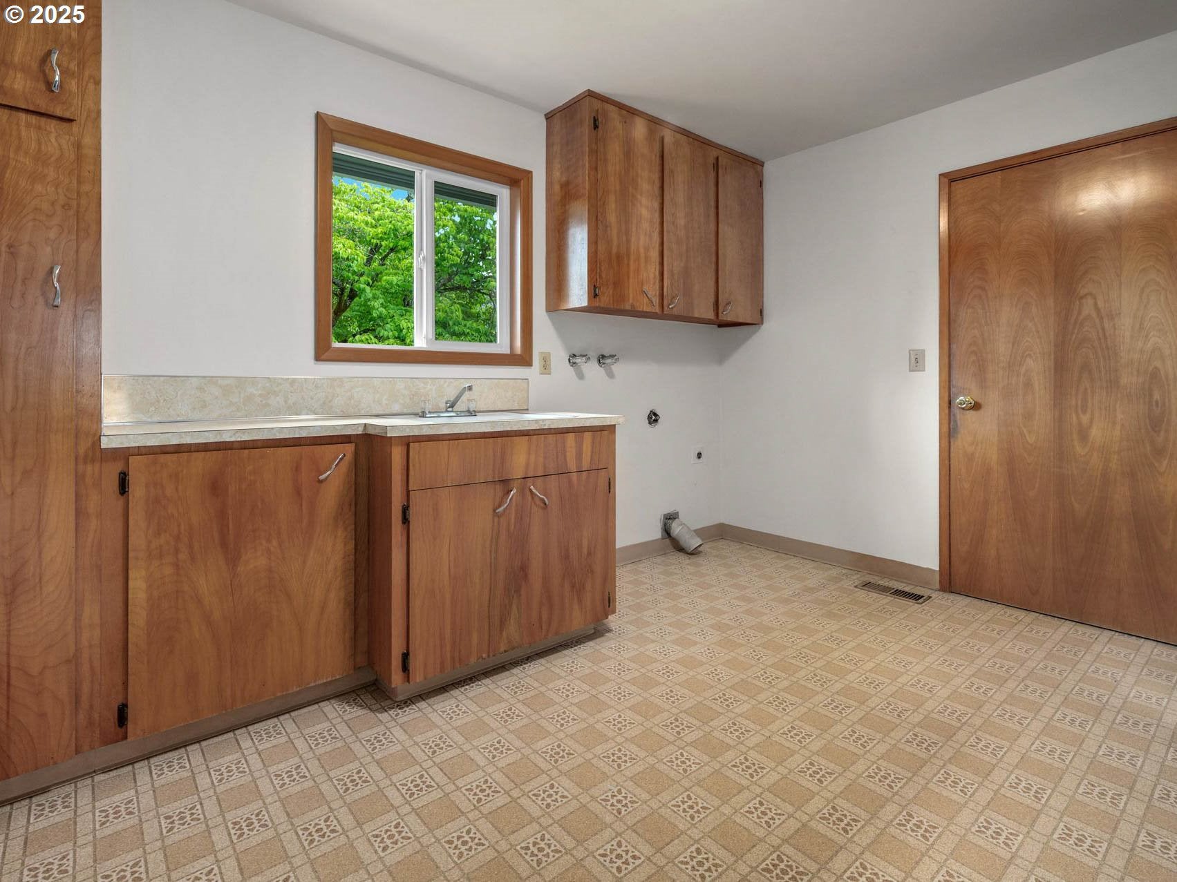 Hillsboro, Oregon, 97123, United States, 3 Bedrooms Bedrooms, ,2 BathroomsBathrooms,Residential,Active,1849541