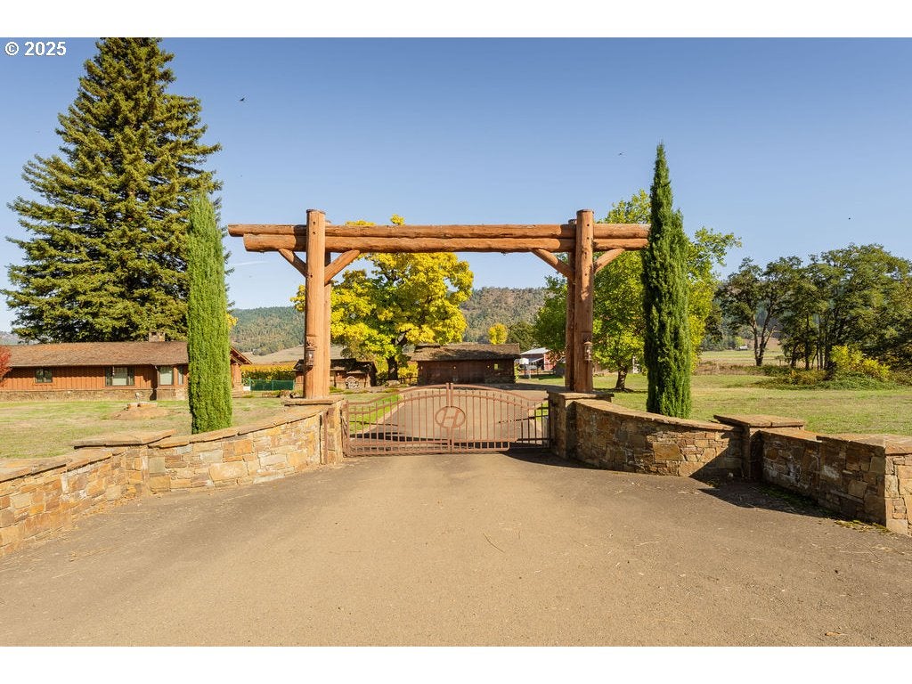 Roseburg, Oregon, 97471, United States, 3 Bedrooms Bedrooms, ,2 BathroomsBathrooms,Residential,Active,1989759