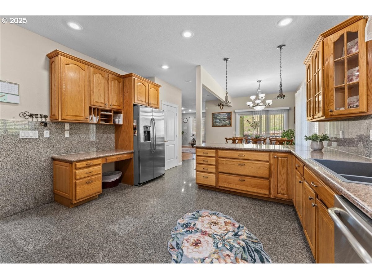 Portland, Oregon, 97236, United States, 5 Bedrooms Bedrooms, ,4 BathroomsBathrooms,Residential,Active,1877776