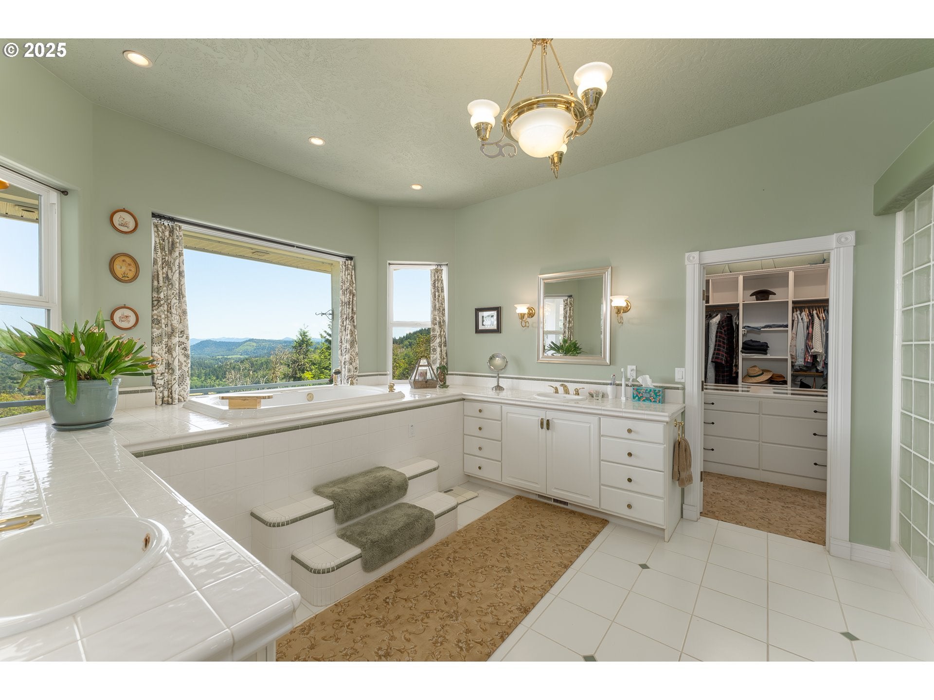 Roseburg, Oregon, 97471, United States, 4 Bedrooms Bedrooms, ,4 BathroomsBathrooms,Residential,Active,1800177