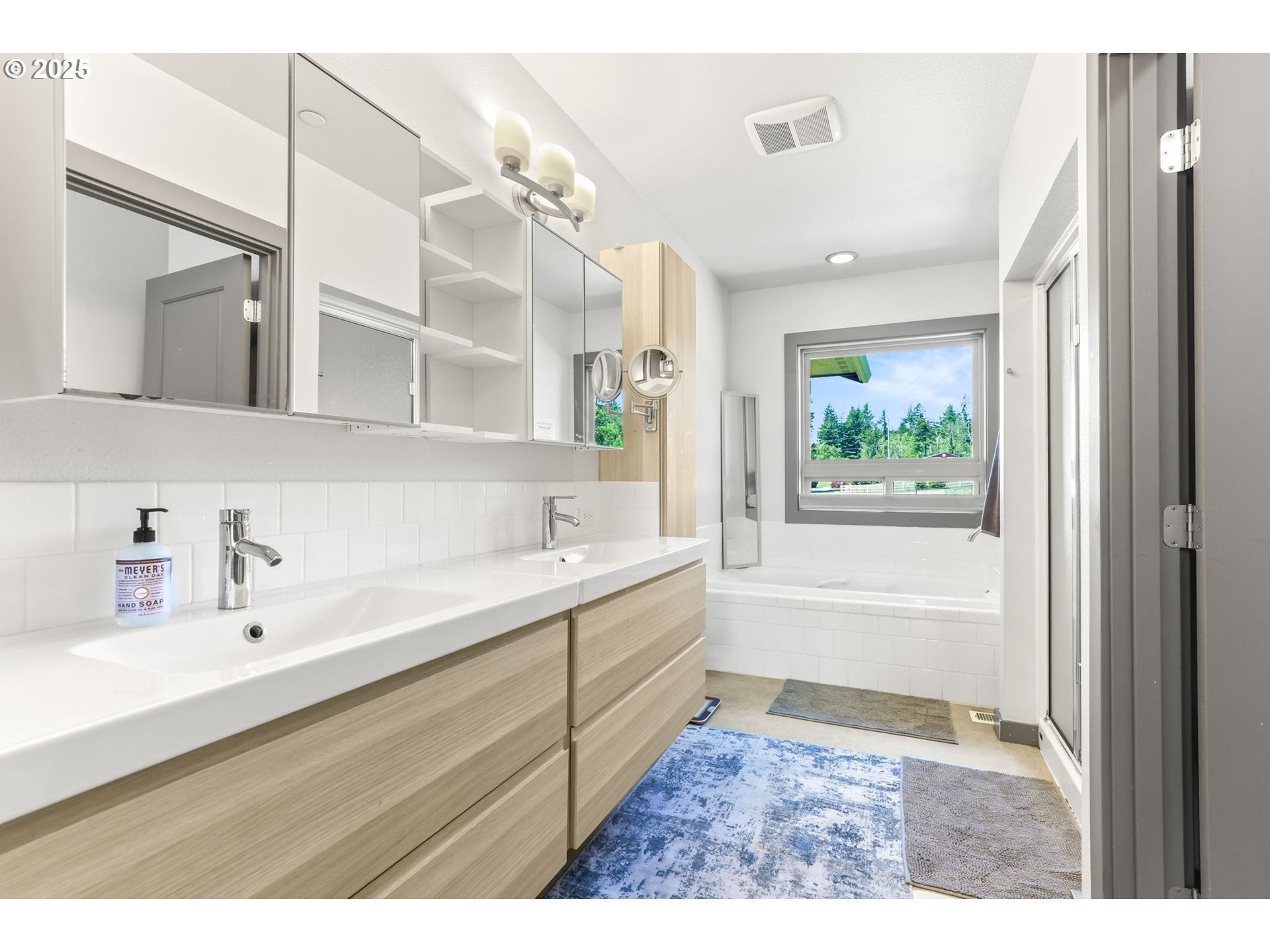 Troutdale, Oregon, 97060, United States, 4 Bedrooms Bedrooms, ,3 BathroomsBathrooms,Residential,Active,1898028