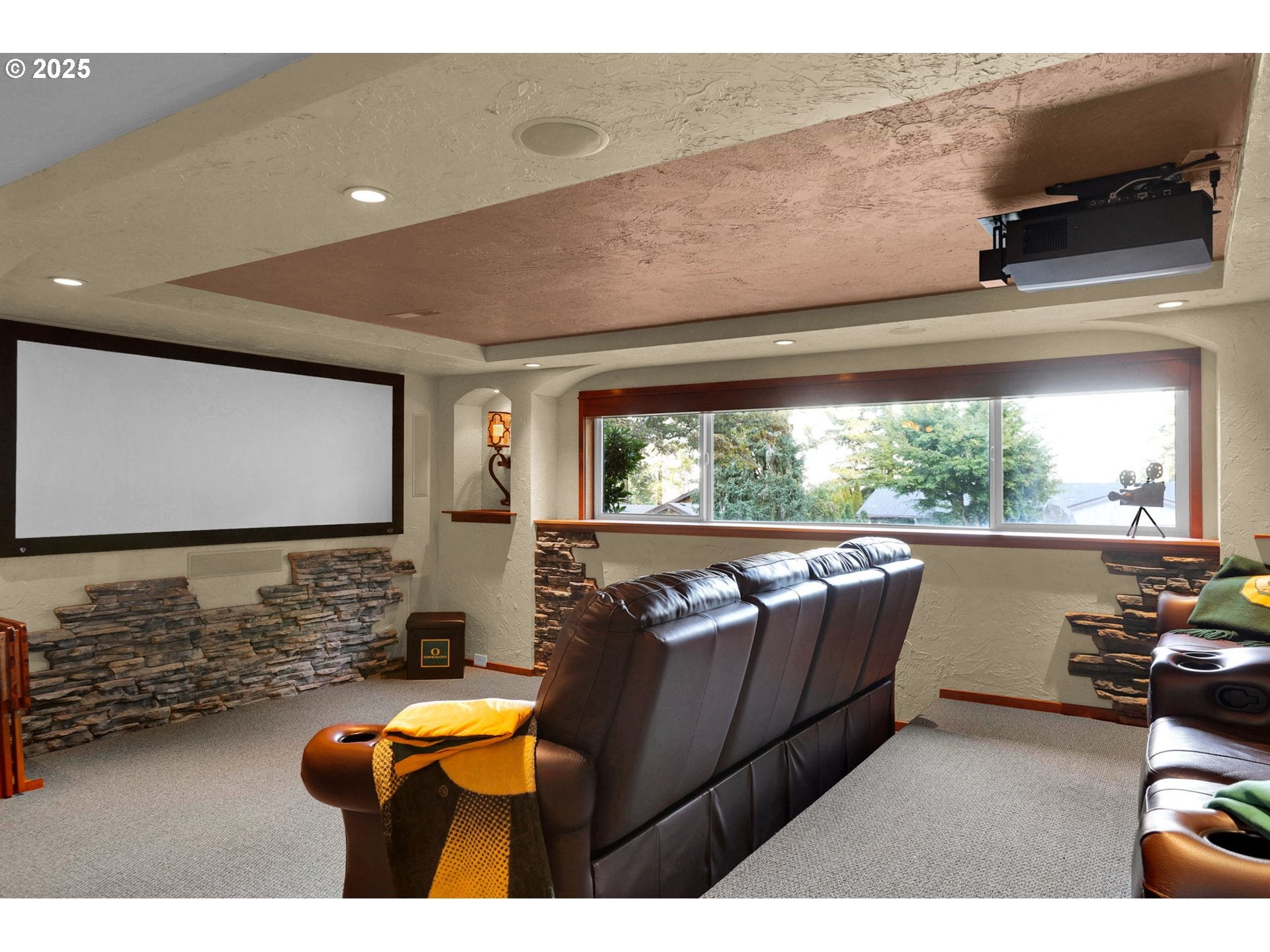 Eugene, Oregon, 97405, United States, 5 Bedrooms Bedrooms, ,4 BathroomsBathrooms,Residential,Active,1964513