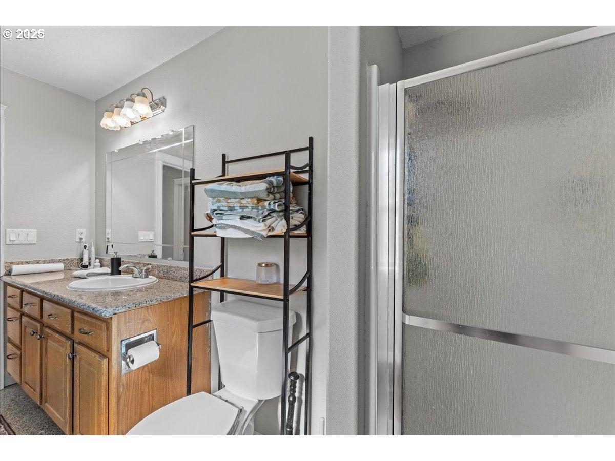 Portland, Oregon, 97236, United States, 5 Bedrooms Bedrooms, ,4 BathroomsBathrooms,Residential,Active,1877776