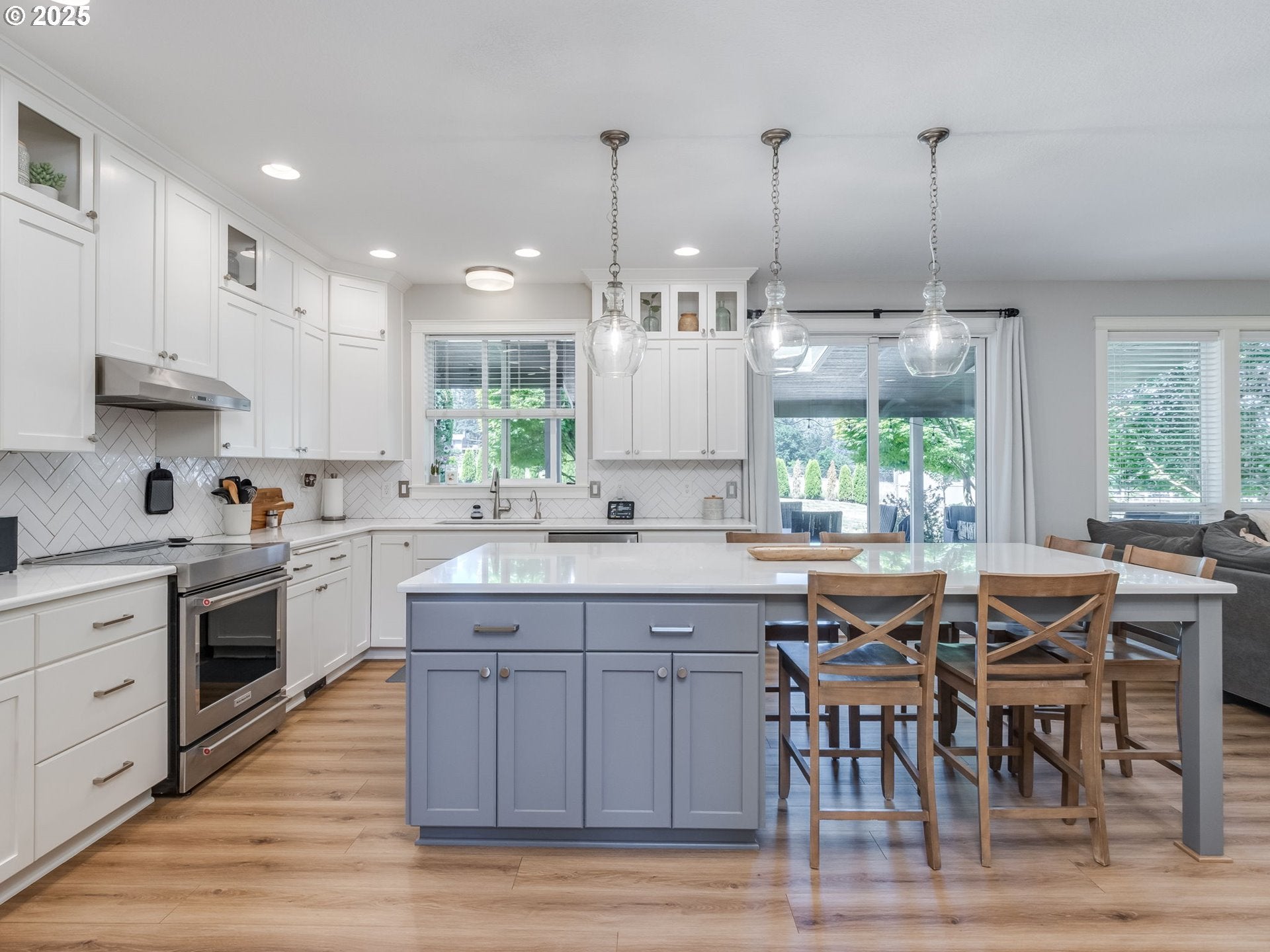 Oregon City, Oregon, 97045, United States, 4 Bedrooms Bedrooms, ,3 BathroomsBathrooms,Residential,Active,1886829