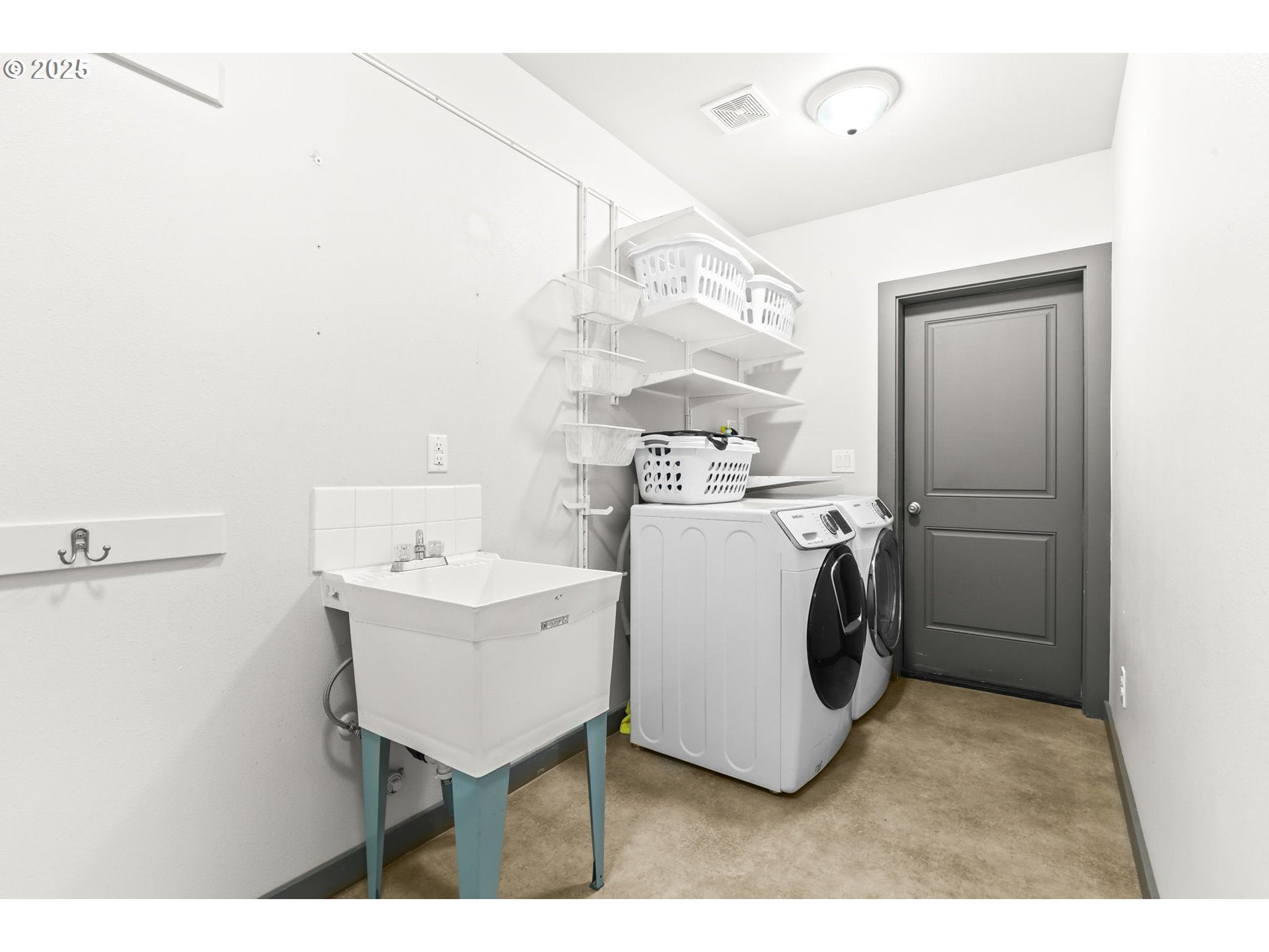 Troutdale, Oregon, 97060, United States, 4 Bedrooms Bedrooms, ,3 BathroomsBathrooms,Residential,Active,1898028