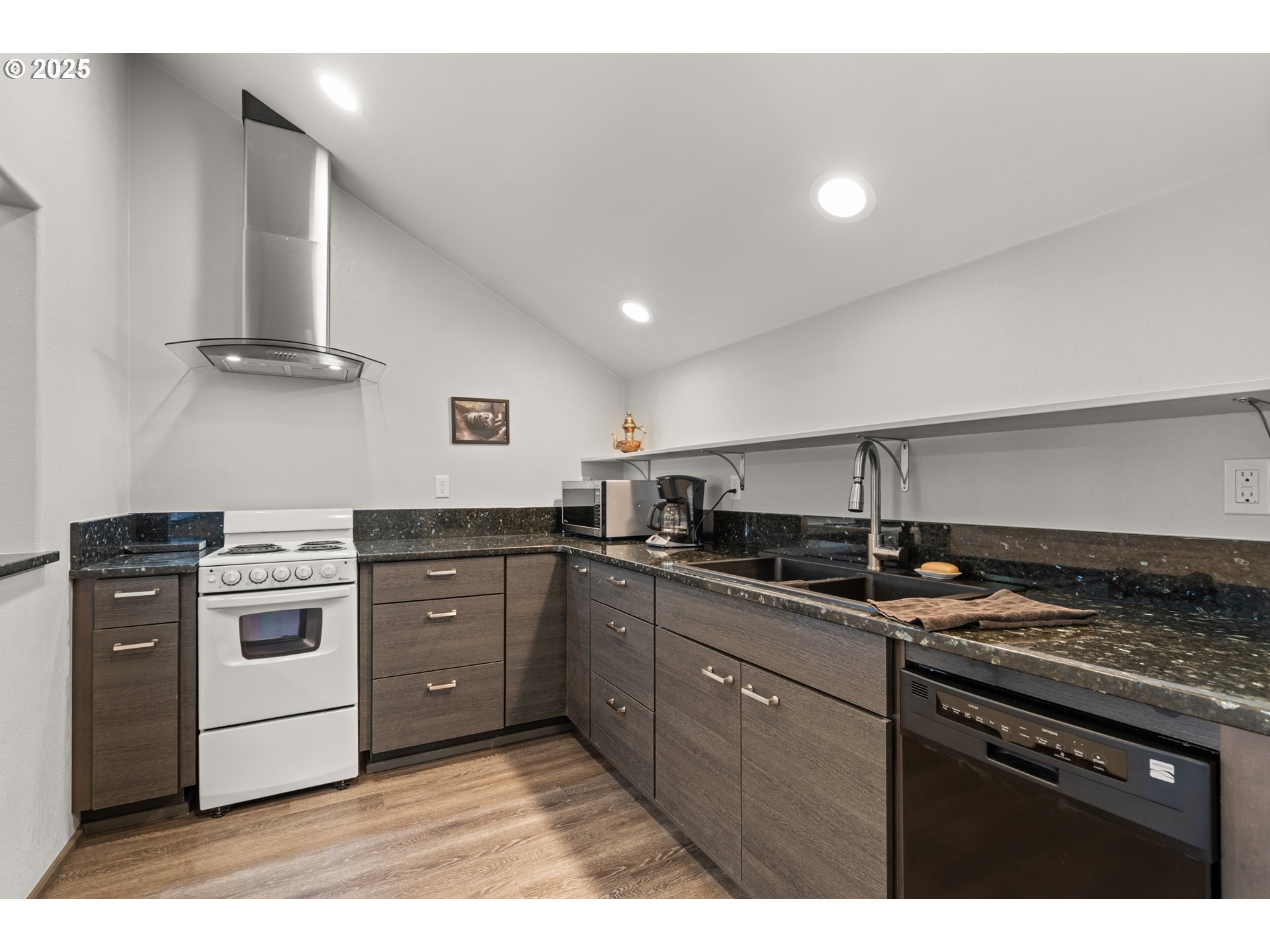 Gold Beach, Oregon, 97444, United States, 5 Bedrooms Bedrooms, ,4 BathroomsBathrooms,Residential,Active,2000208