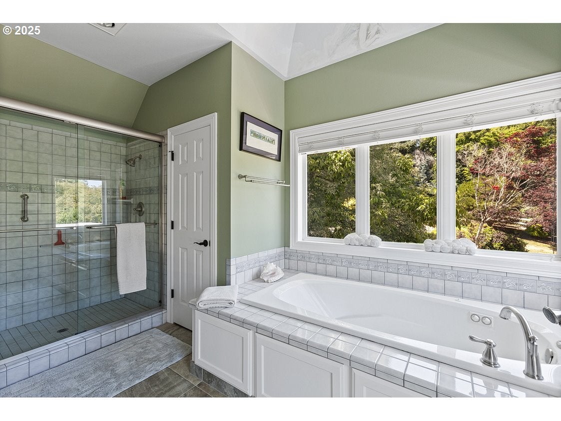 Lake Oswego, Oregon, 97034, United States, 3 Bedrooms Bedrooms, ,3 BathroomsBathrooms,Residential,Active,1862857