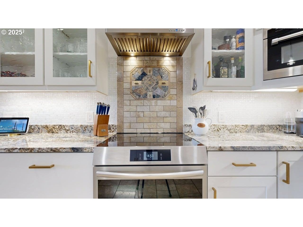 Brookings, Oregon, 97415, United States, 6 Bedrooms Bedrooms, ,4 BathroomsBathrooms,Residential,Pending,1933905