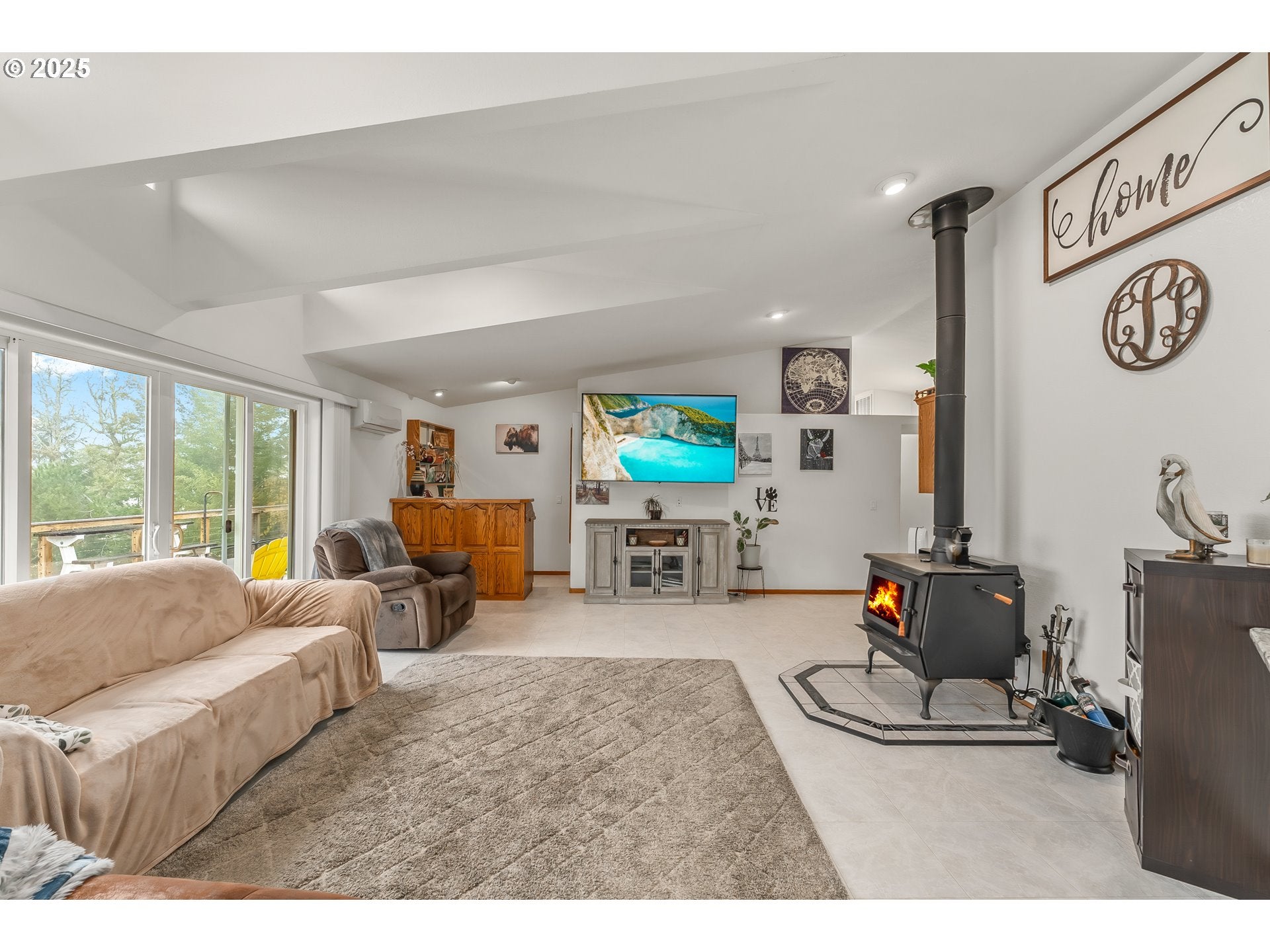 Roseburg, Oregon, 97470, United States, 4 Bedrooms Bedrooms, ,3 BathroomsBathrooms,Residential,Active,1701656