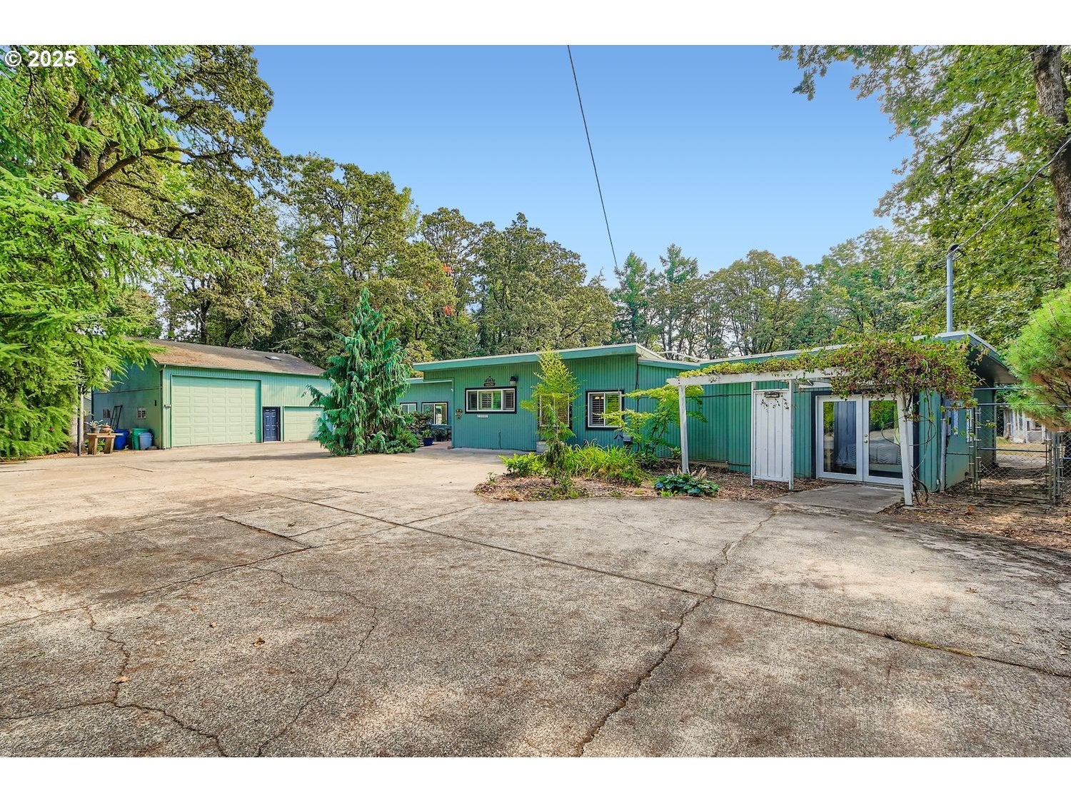 Milwaukie, Oregon, 97267, United States, 6 Bedrooms Bedrooms, ,4 BathroomsBathrooms,Residential,Active,1943802