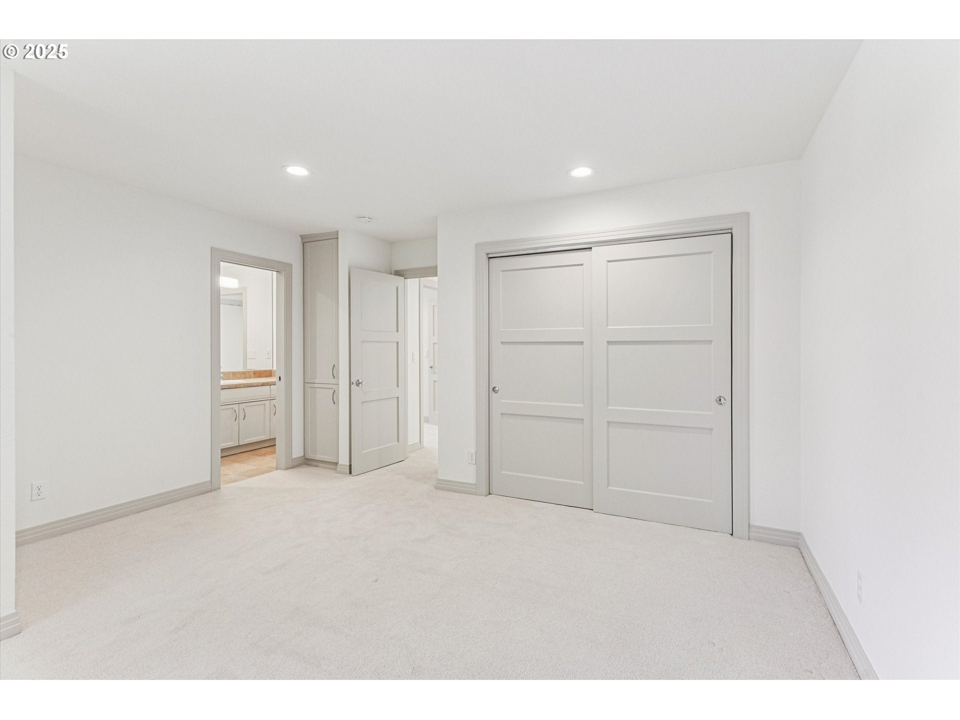 Lake Oswego, Oregon, 97034, United States, 4 Bedrooms Bedrooms, ,5 BathroomsBathrooms,Residential,Active,1914922