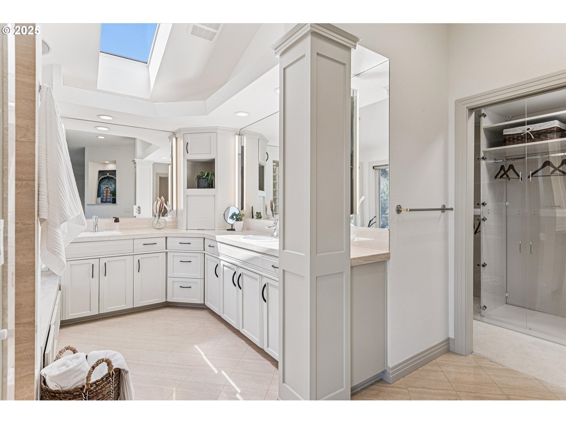 Lake Oswego, Oregon, 97034, United States, 4 Bedrooms Bedrooms, ,5 BathroomsBathrooms,Residential,Active,1914922