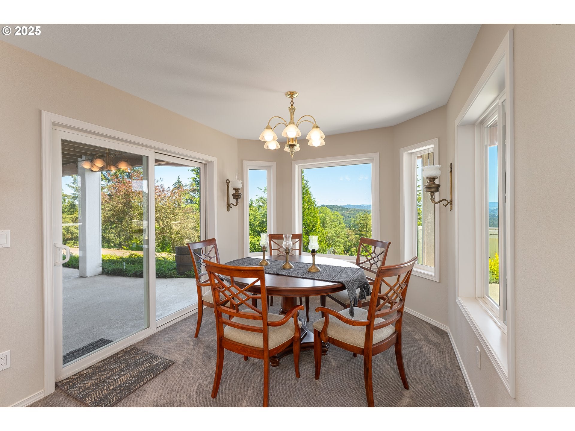 Roseburg, Oregon, 97471, United States, 4 Bedrooms Bedrooms, ,4 BathroomsBathrooms,Residential,Active,1800177