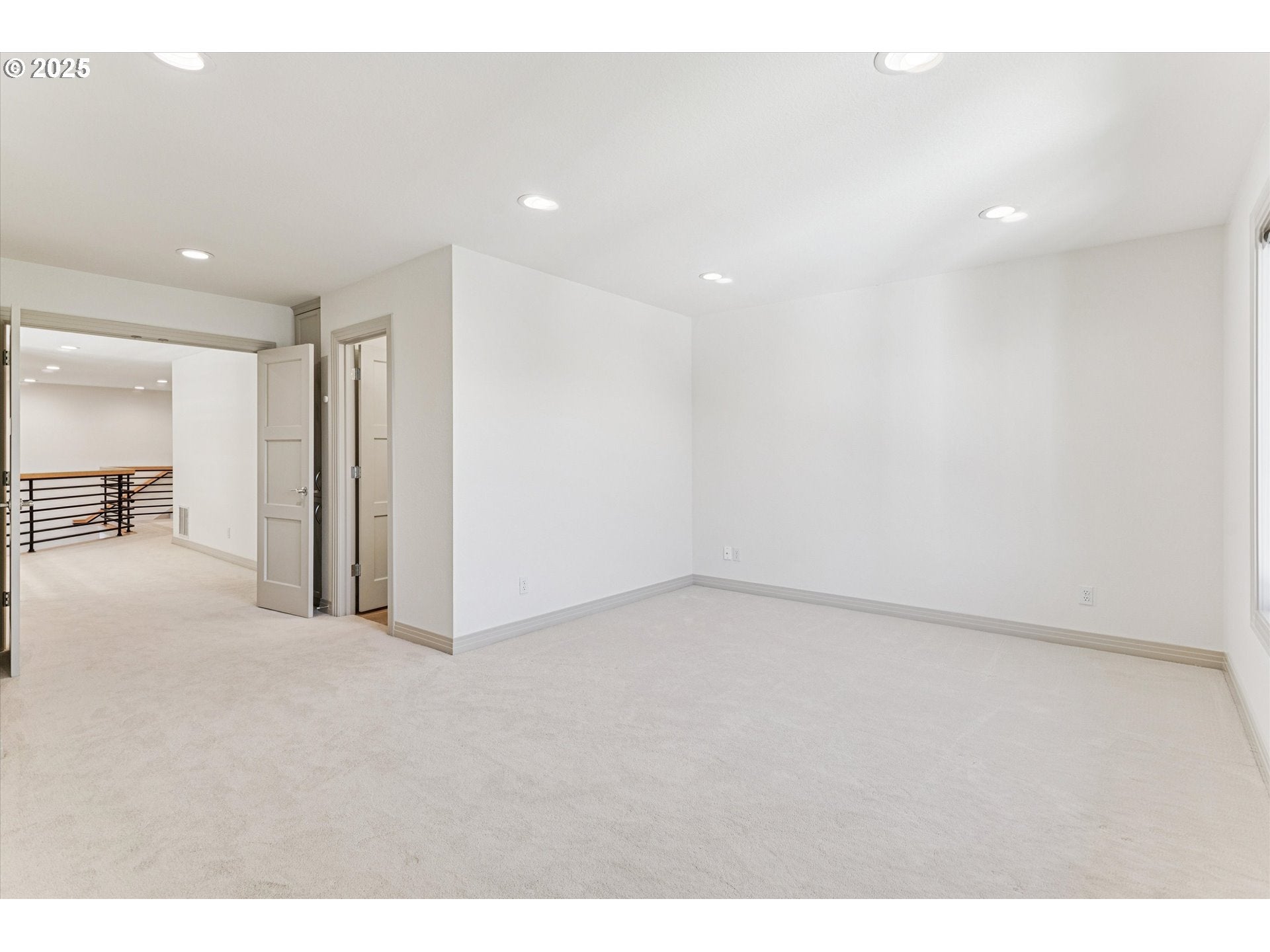 Lake Oswego, Oregon, 97034, United States, 4 Bedrooms Bedrooms, ,5 BathroomsBathrooms,Residential,Active,1914922