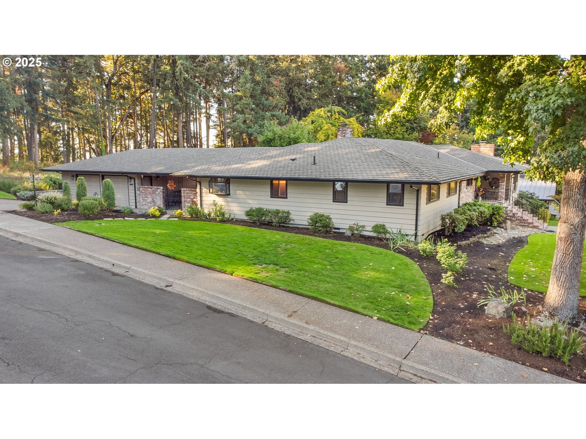 Eugene, Oregon, 97405, United States, 5 Bedrooms Bedrooms, ,4 BathroomsBathrooms,Residential,Active,1964513