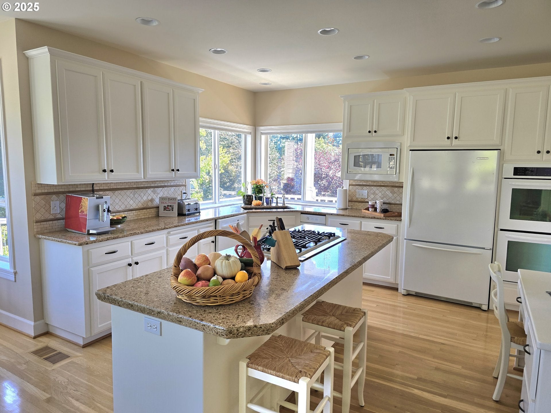 Lake Oswego, Oregon, 97034, United States, 3 Bedrooms Bedrooms, ,3 BathroomsBathrooms,Residential,Active,1862857