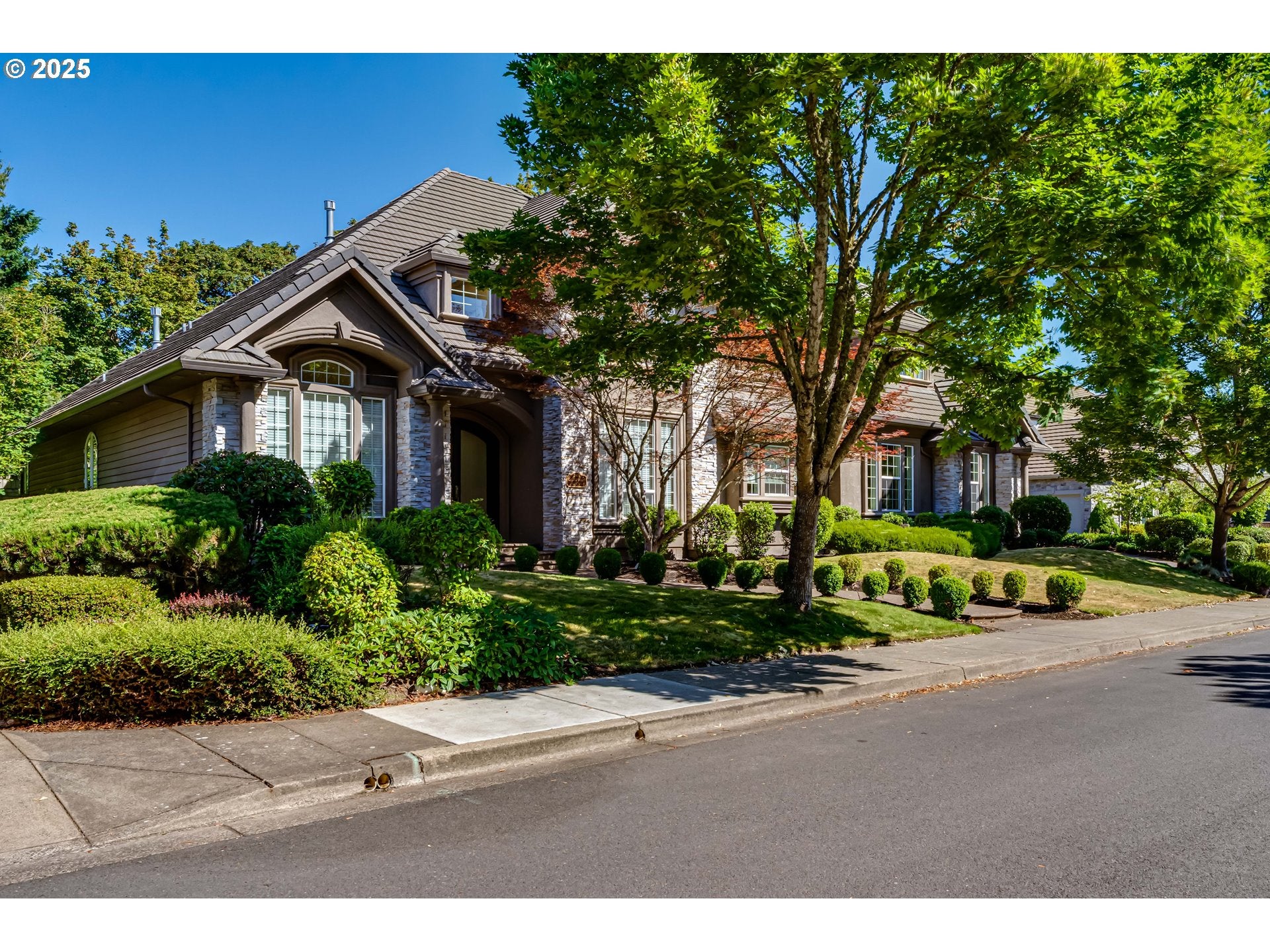 Eugene, Oregon, 97401, United States, 4 Bedrooms Bedrooms, ,4 BathroomsBathrooms,Residential,Active,1886816