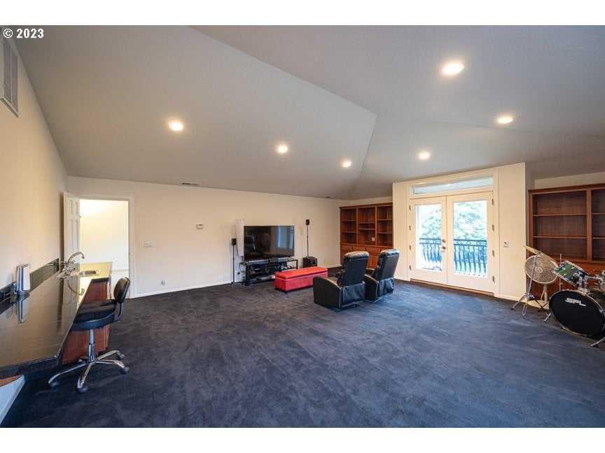 Eugene, Oregon, 97401, United States, 5 Bedrooms Bedrooms, ,5 BathroomsBathrooms,Residential,Active,1986881