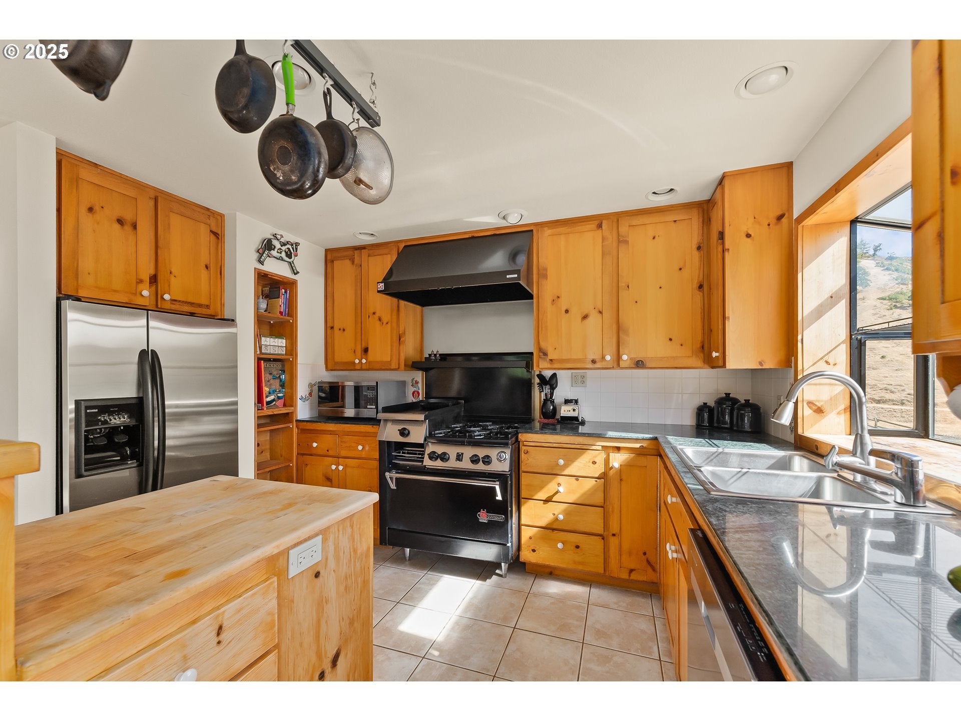 Canyonville, Oregon, 97417, United States, 3 Bedrooms Bedrooms, ,2 BathroomsBathrooms,Residential,Active,1909832