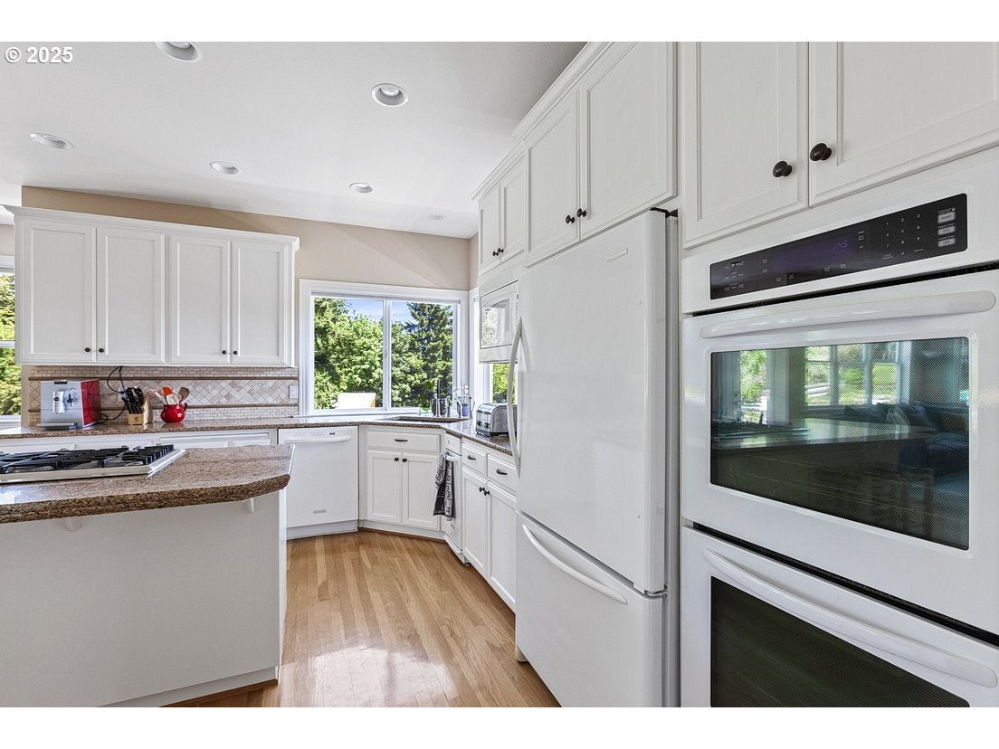 Lake Oswego, Oregon, 97034, United States, 3 Bedrooms Bedrooms, ,3 BathroomsBathrooms,Residential,Active,1862857