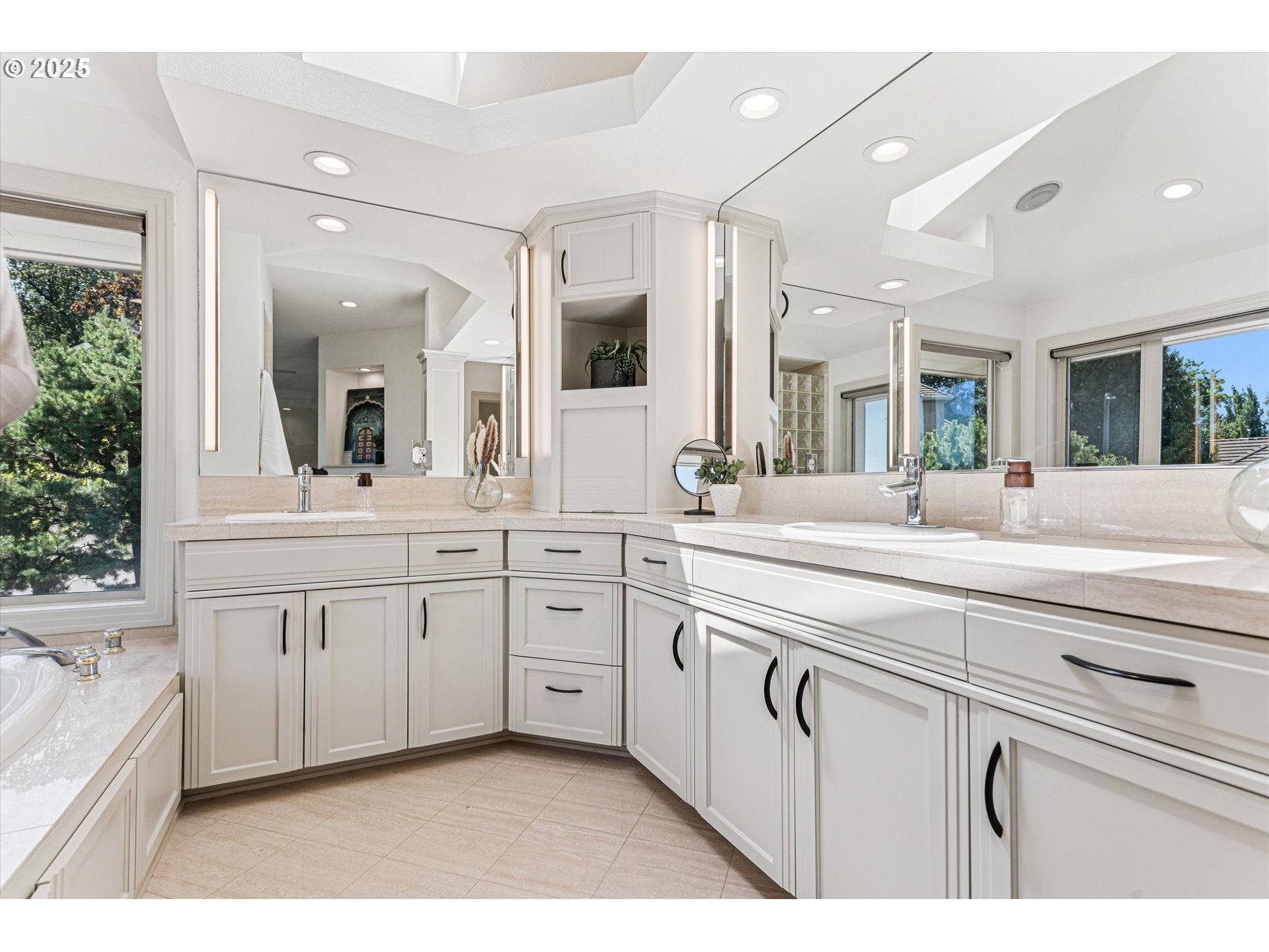 Lake Oswego, Oregon, 97034, United States, 4 Bedrooms Bedrooms, ,5 BathroomsBathrooms,Residential,Active,1914922