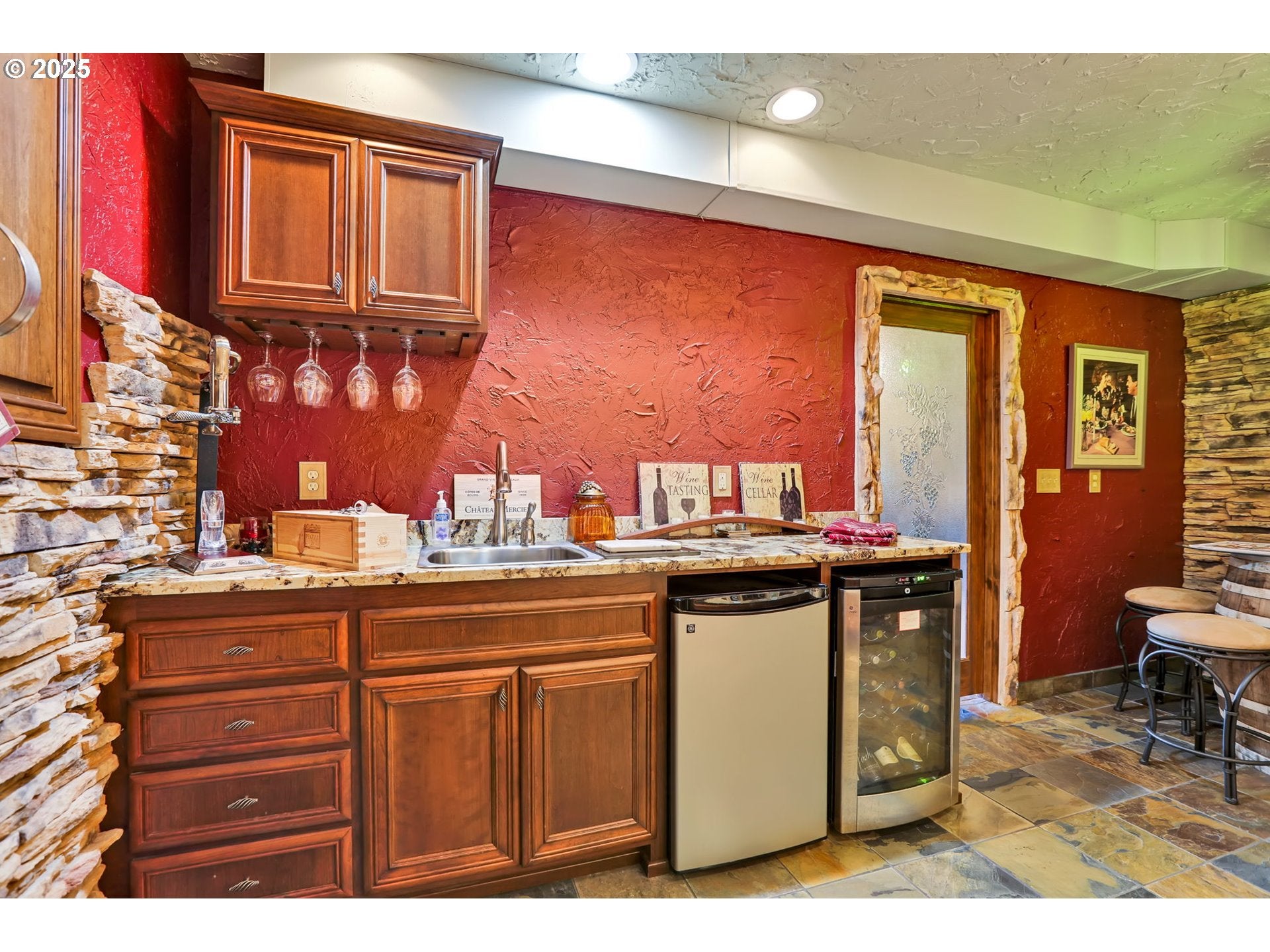 Eugene, Oregon, 97405, United States, 5 Bedrooms Bedrooms, ,4 BathroomsBathrooms,Residential,Active,1964513