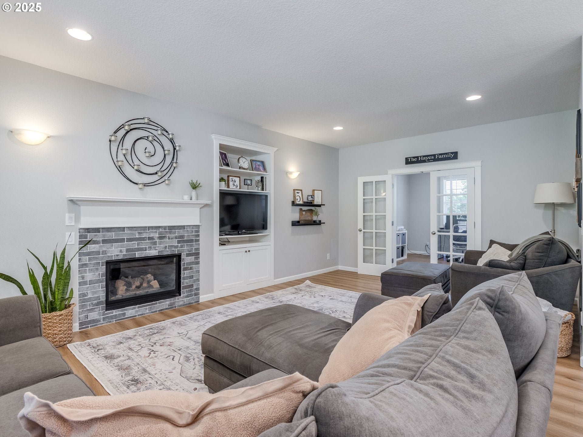 Oregon City, Oregon, 97045, United States, 4 Bedrooms Bedrooms, ,3 BathroomsBathrooms,Residential,Active,1886829