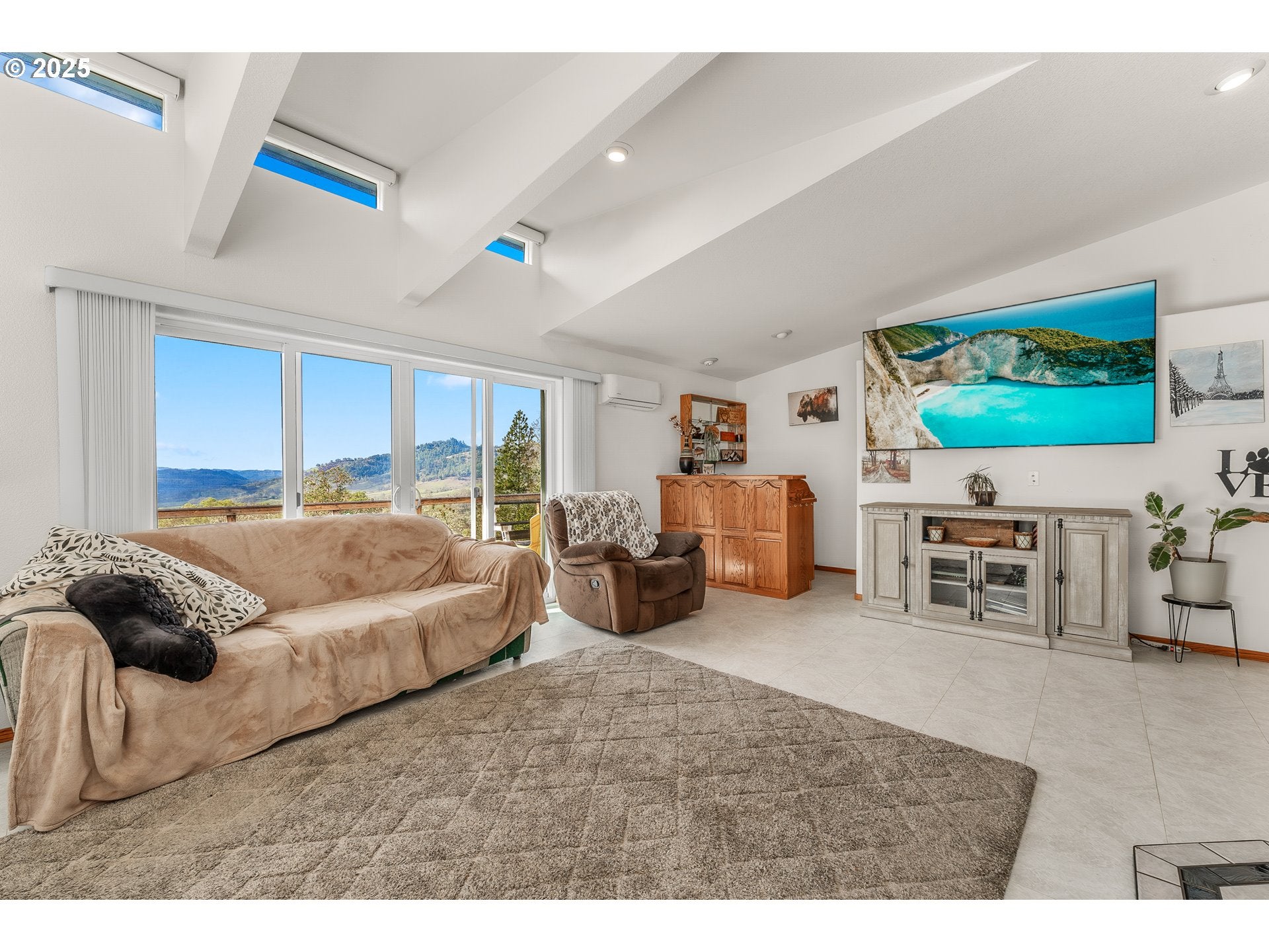 Roseburg, Oregon, 97470, United States, 4 Bedrooms Bedrooms, ,3 BathroomsBathrooms,Residential,Active,1701656