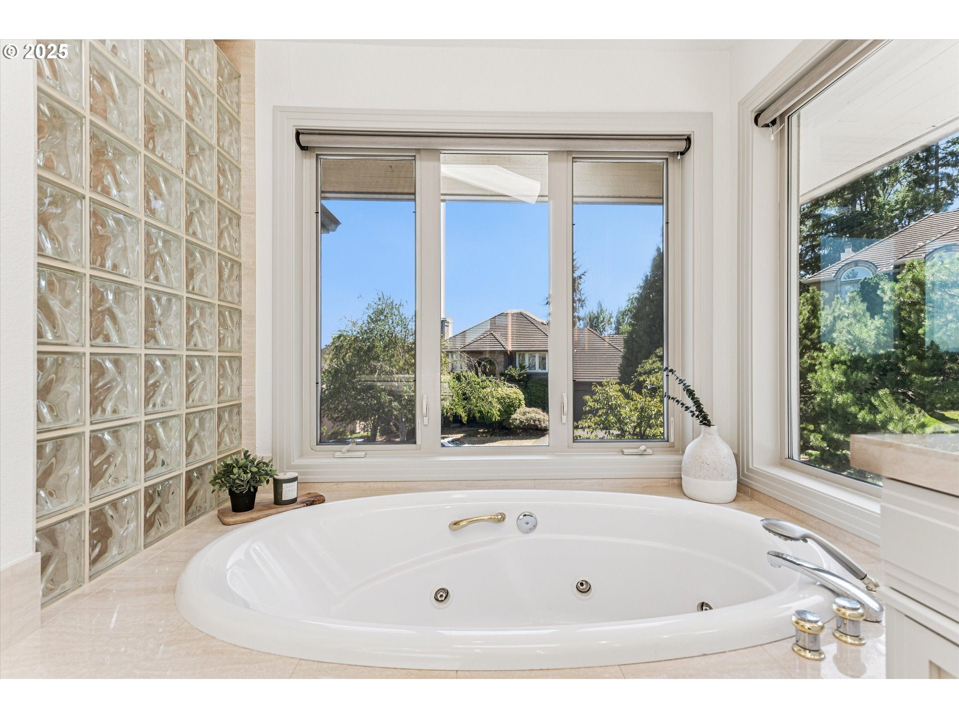 Lake Oswego, Oregon, 97034, United States, 4 Bedrooms Bedrooms, ,5 BathroomsBathrooms,Residential,Active,1914922
