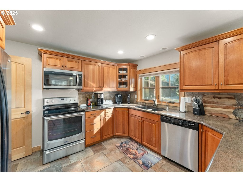 Roseburg, Oregon, 97471, United States, 3 Bedrooms Bedrooms, ,2 BathroomsBathrooms,Residential,Active,1989759