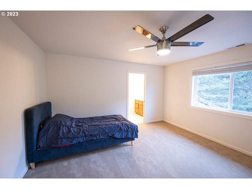 Eugene, Oregon, 97401, United States, 5 Bedrooms Bedrooms, ,5 BathroomsBathrooms,Residential,Active,1986881