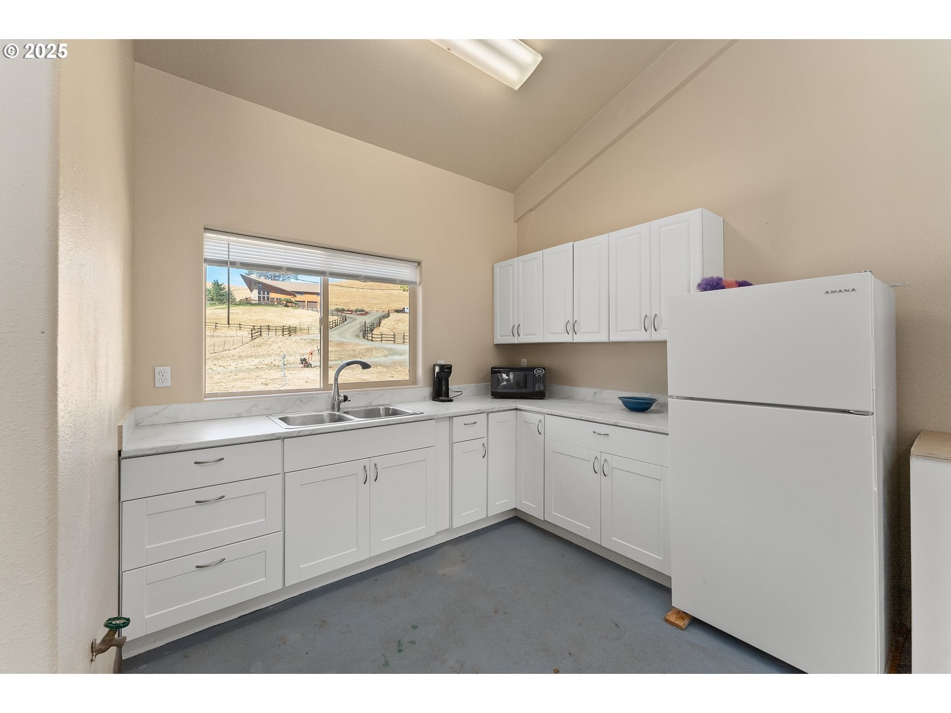 Canyonville, Oregon, 97417, United States, 3 Bedrooms Bedrooms, ,2 BathroomsBathrooms,Residential,Active,1909832