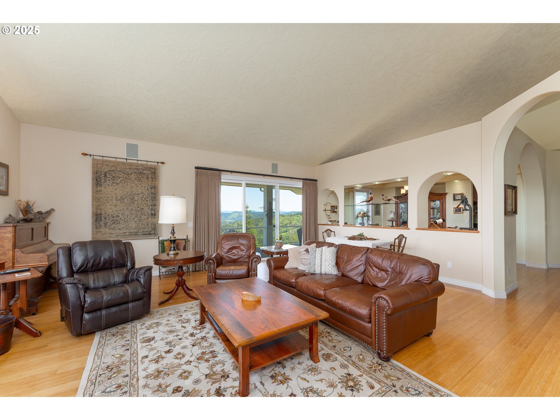 Roseburg, Oregon, 97471, United States, 4 Bedrooms Bedrooms, ,4 BathroomsBathrooms,Residential,Active,1800177