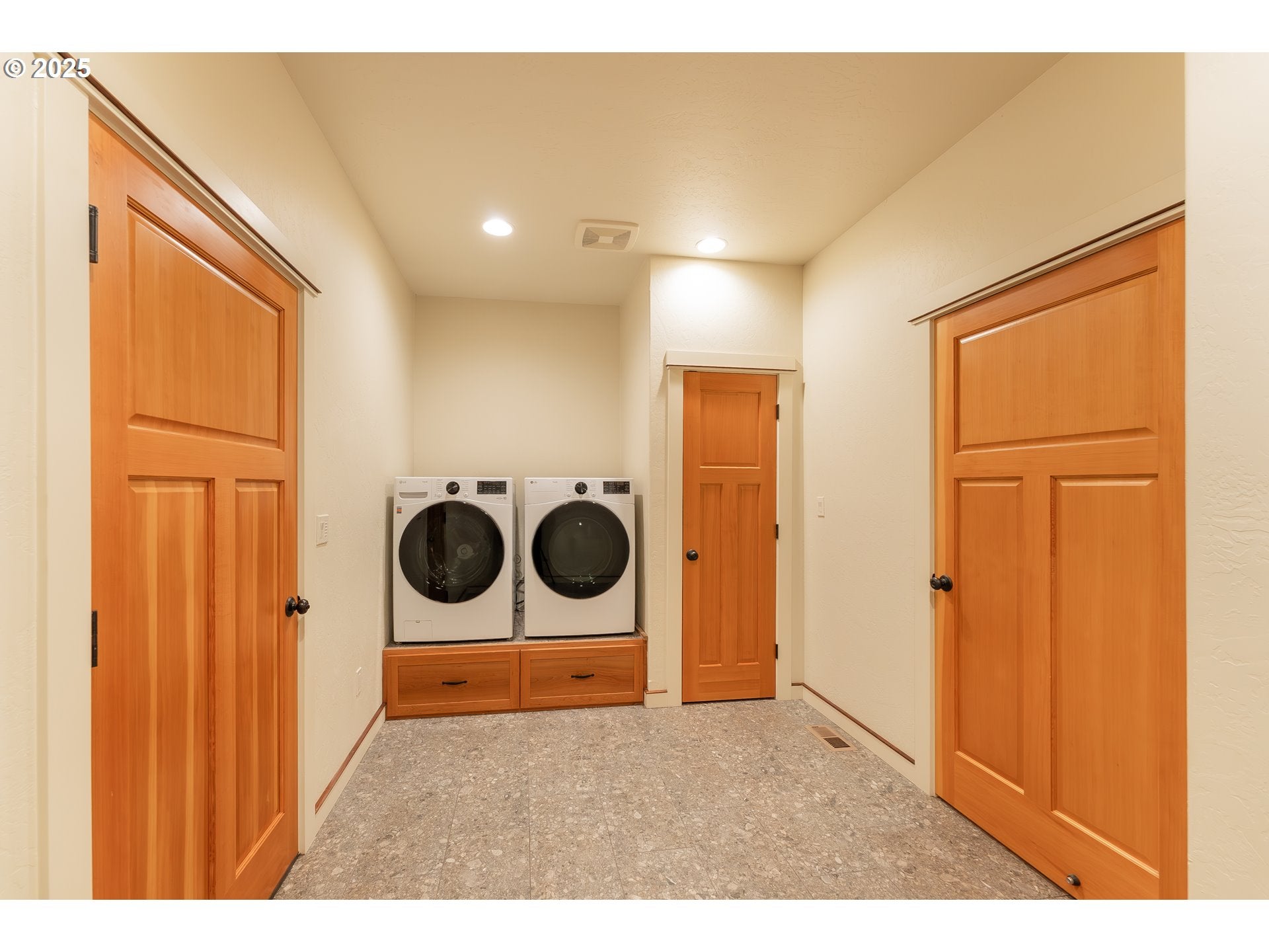 Roseburg, Oregon, 97471, United States, 3 Bedrooms Bedrooms, ,4 BathroomsBathrooms,Residential,Active,1941136
