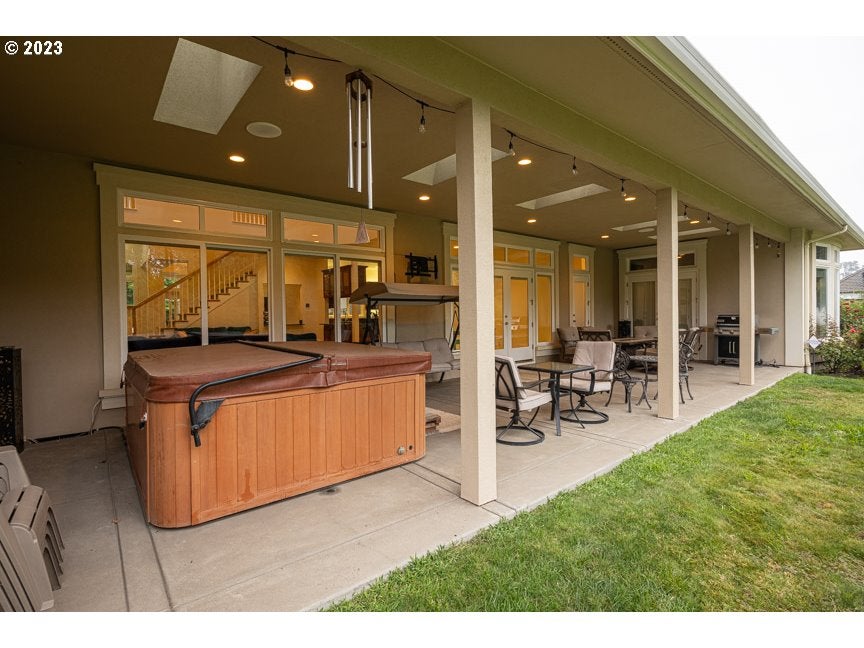 Eugene, Oregon, 97401, United States, 5 Bedrooms Bedrooms, ,5 BathroomsBathrooms,Residential,Active,1986881