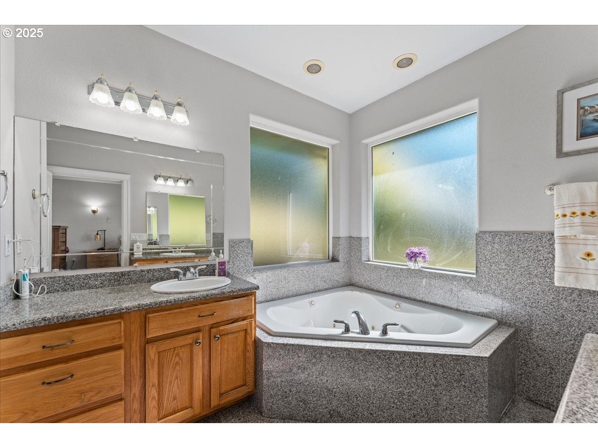 Portland, Oregon, 97236, United States, 5 Bedrooms Bedrooms, ,4 BathroomsBathrooms,Residential,Active,1877776