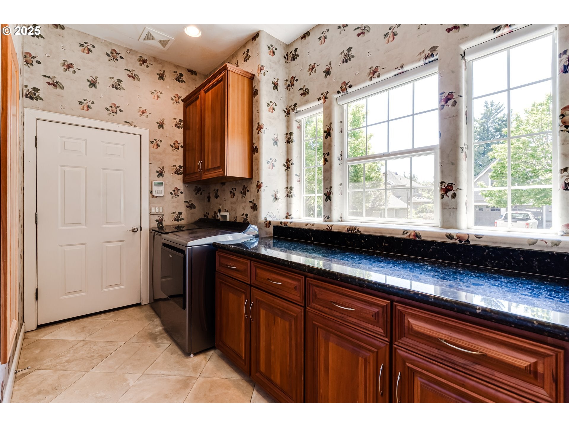 Eugene, Oregon, 97401, United States, 4 Bedrooms Bedrooms, ,4 BathroomsBathrooms,Residential,Active,1886816