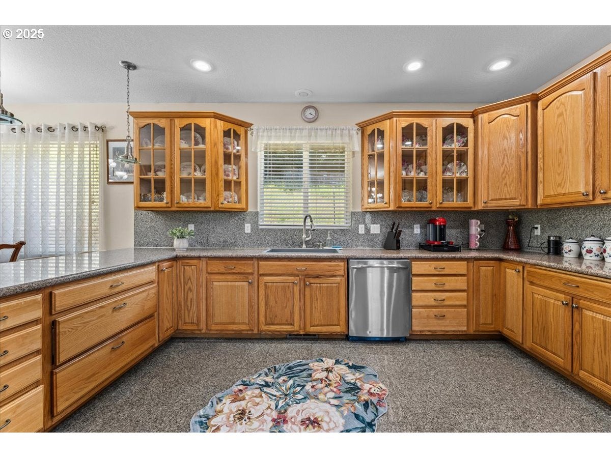 Portland, Oregon, 97236, United States, 5 Bedrooms Bedrooms, ,4 BathroomsBathrooms,Residential,Active,1877776