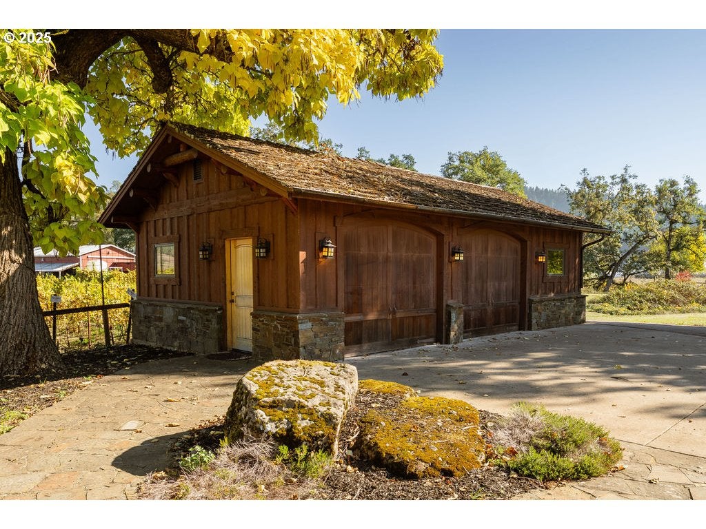 Roseburg, Oregon, 97471, United States, 3 Bedrooms Bedrooms, ,2 BathroomsBathrooms,Residential,Active,1989759