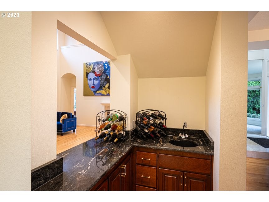 Eugene, Oregon, 97401, United States, 5 Bedrooms Bedrooms, ,5 BathroomsBathrooms,Residential,Active,1986881