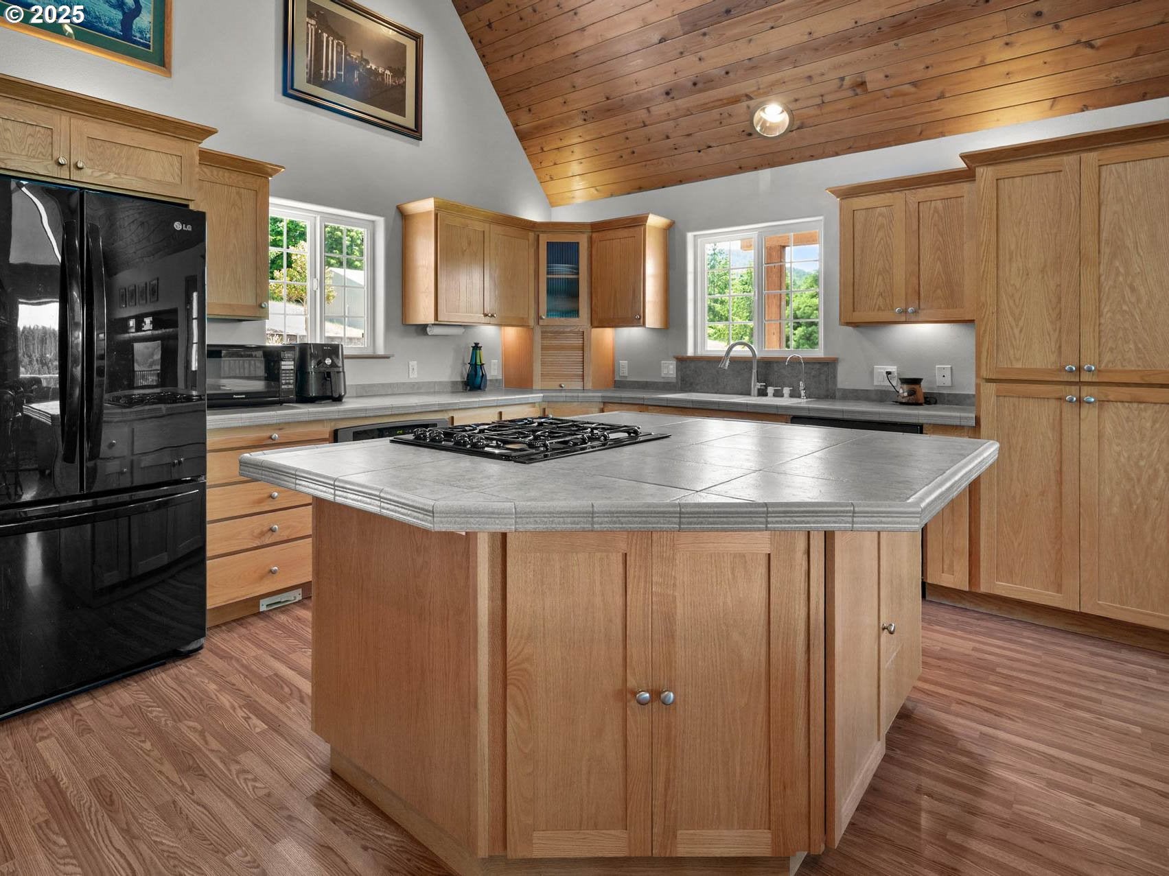 Gaston, Oregon, 97119, United States, 2 Bedrooms Bedrooms, ,3 BathroomsBathrooms,Residential,Active,1860287