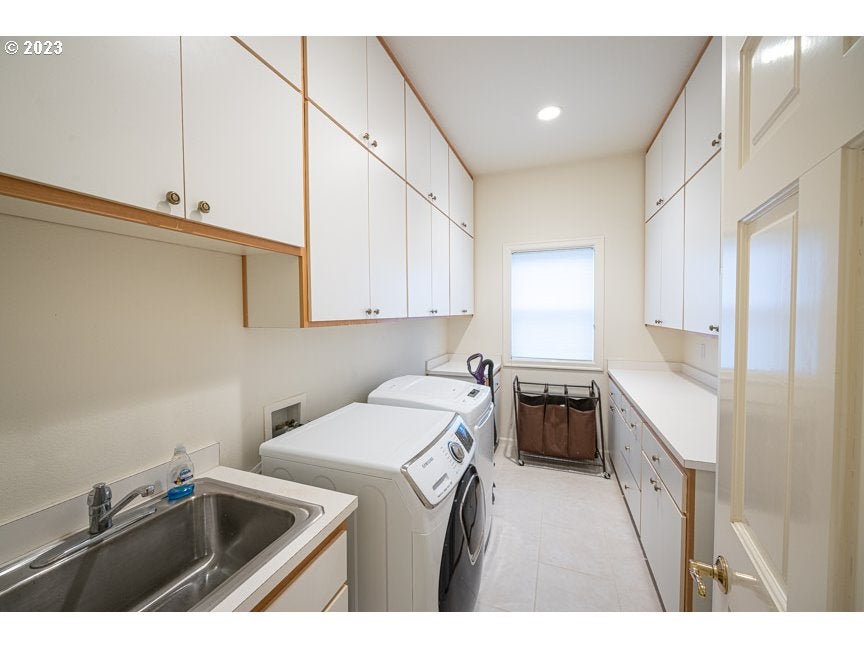 Eugene, Oregon, 97401, United States, 5 Bedrooms Bedrooms, ,5 BathroomsBathrooms,Residential,Active,1986881