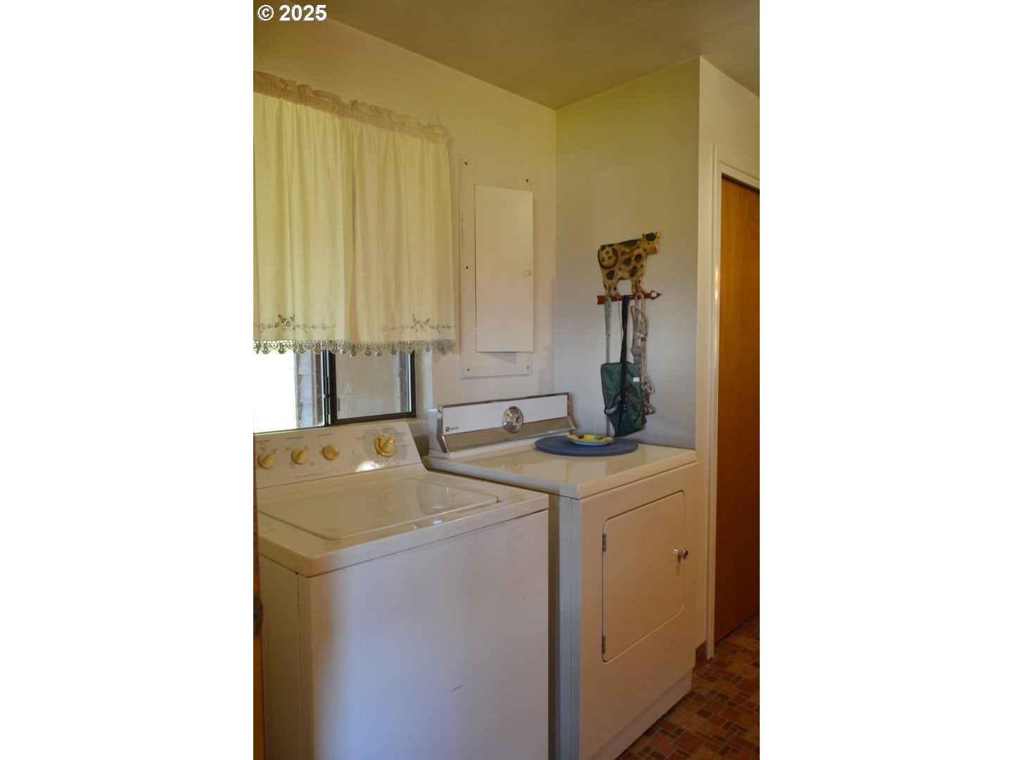 Grants Pass, Oregon, 97526, United States, 4 Bedrooms Bedrooms, ,2 BathroomsBathrooms,Residential,Active,1973321