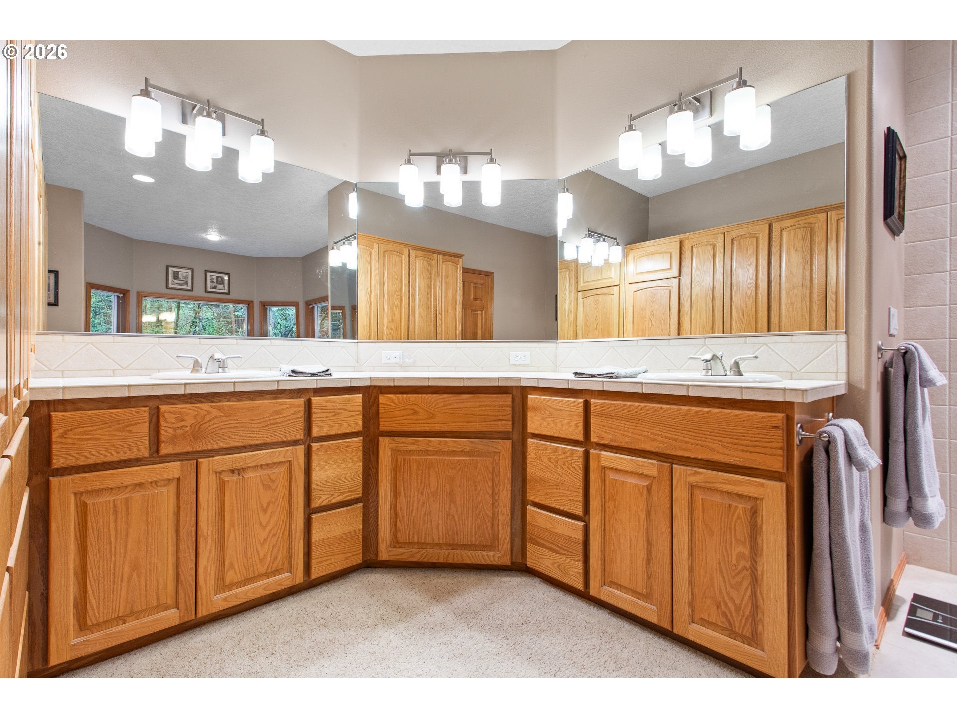 Corbett, Oregon, 97019, United States, 3 Bedrooms Bedrooms, ,3 BathroomsBathrooms,Residential,Active,2043115
