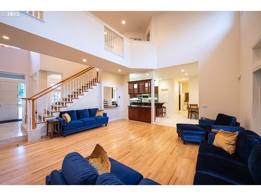 Eugene, Oregon, 97401, United States, 5 Bedrooms Bedrooms, ,5 BathroomsBathrooms,Residential,Active,1986881