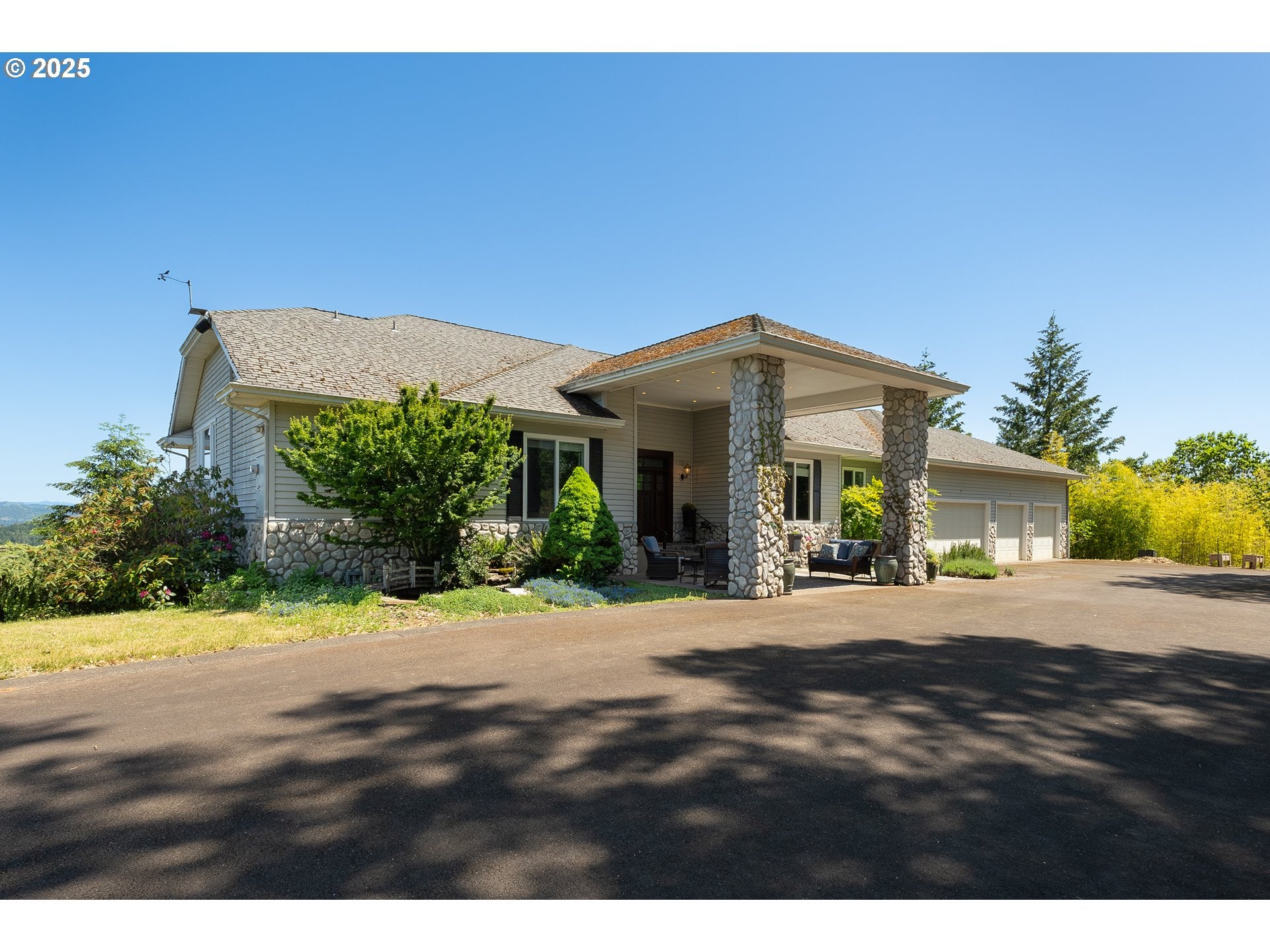 Roseburg, Oregon, 97471, United States, 4 Bedrooms Bedrooms, ,4 BathroomsBathrooms,Residential,Active,1800177
