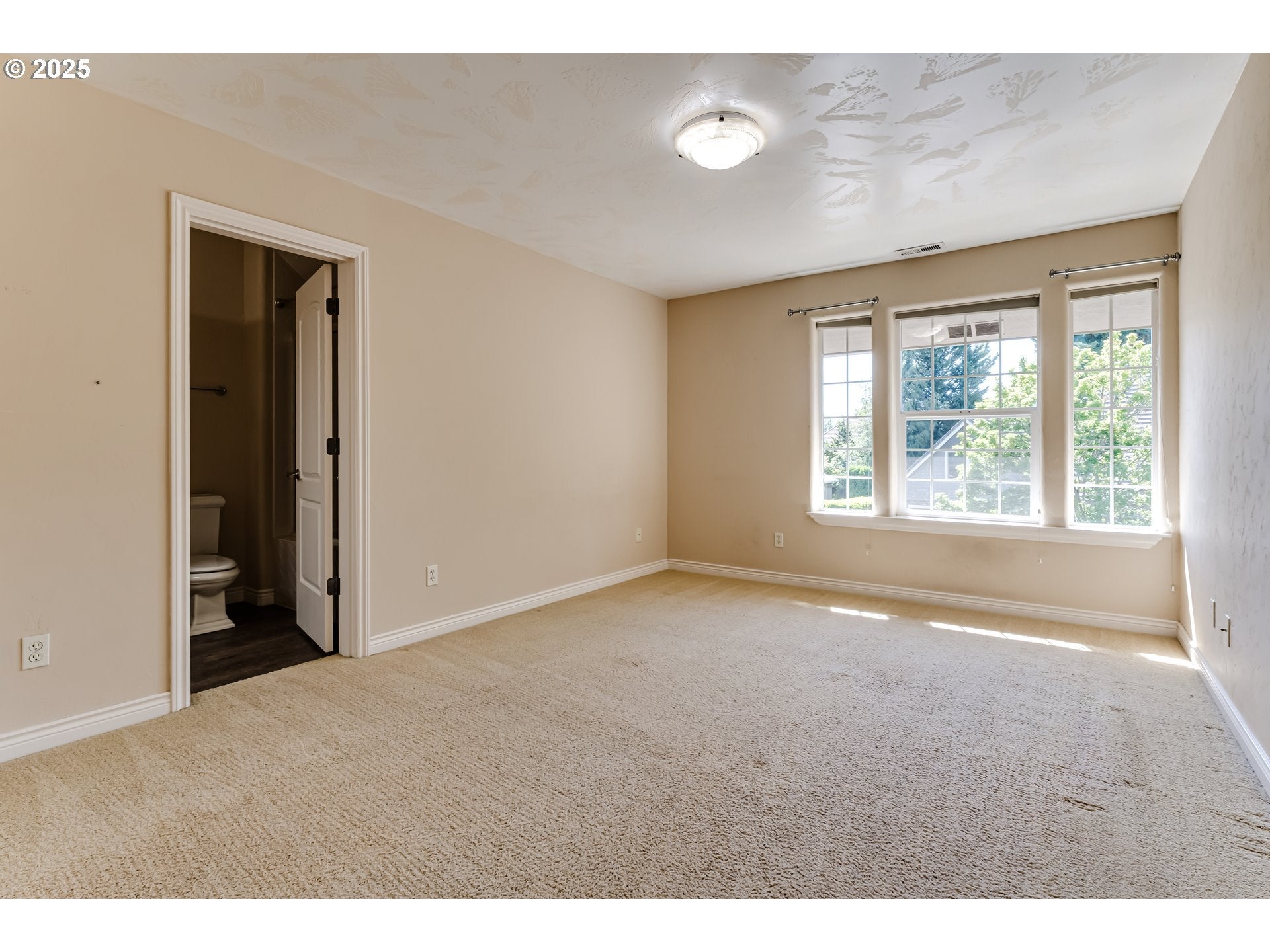 Eugene, Oregon, 97401, United States, 4 Bedrooms Bedrooms, ,4 BathroomsBathrooms,Residential,Active,1886816