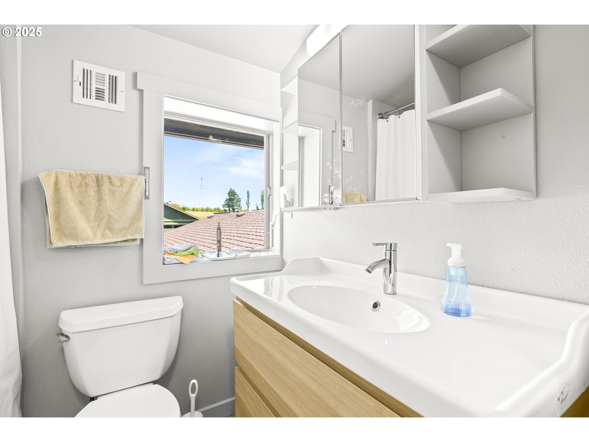 Troutdale, Oregon, 97060, United States, 4 Bedrooms Bedrooms, ,3 BathroomsBathrooms,Residential,Active,1898028